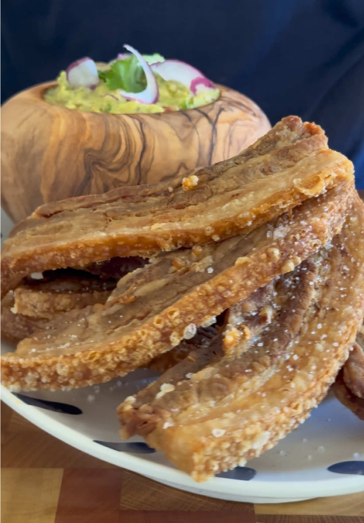 Pin & Eat  : Épisode 13 Mexique 🇲🇽 - Chicharrones & Guacamole 🥓🥑 - Poitrine de porc  - Poivre/Sel  - Ail  - Oignon  - Laurier  - Avocat  - Piment  - Tomate  - Coriandre  - Huile d’olive  - Citron vert  - Oignon rouge  - Saindoux  - Eau  #cuisine  #recette #mexique #mexico🇲🇽 #chicharron 