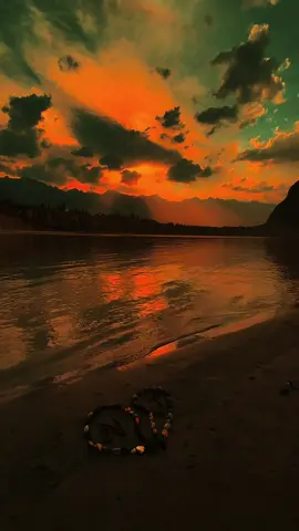 رشتوں کی بھی اپنی ایک عمر ہوتی ہے کچھ مرنے تک چلتے ہیں اور کچھ جیتے جی مر جاتے ہیں💔