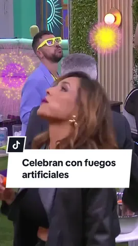 Los habitantes celebran con fuegos artificiales 🙌🏻🎆 Si quieres ver el momento COMPLETO, suscríbete ya a  @ViX y no te pierdas de nada con el 24/7 🔥 #LaCasaDeLosFamososMx , rumbo a la final, disponible también en #LasEstrellas y #canal5 