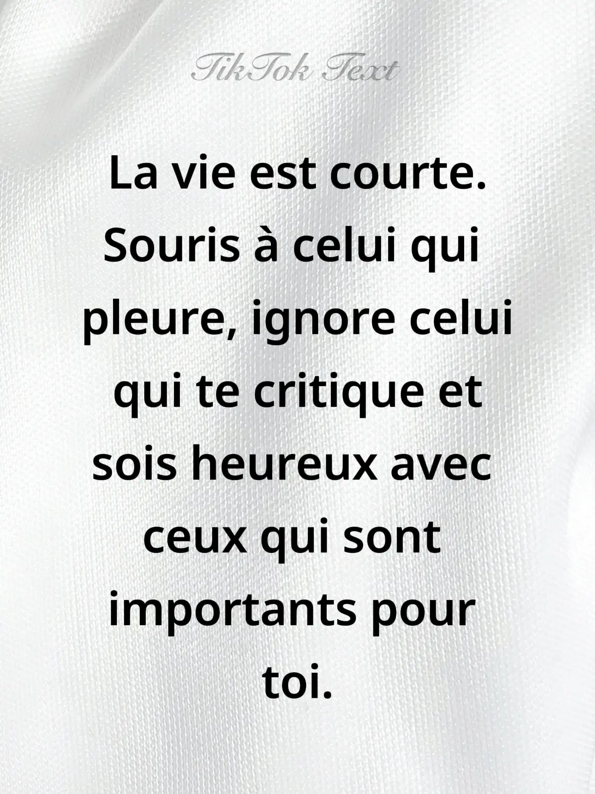 La vie est courte. Souris à celui qui pleure, ignore celui qui te critique et sois heureux avec ceux qui sont  importants pour toi. #music #creatorsearchinsights2025 #citation #proverbe 