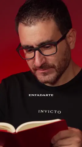 Síguenos 👉 @invictonegocios La paz no se encuentra. Se protege. No opinando de todo. No reaccionando a todo. #mentalidadinvicto #estoicismo #jordisegues 