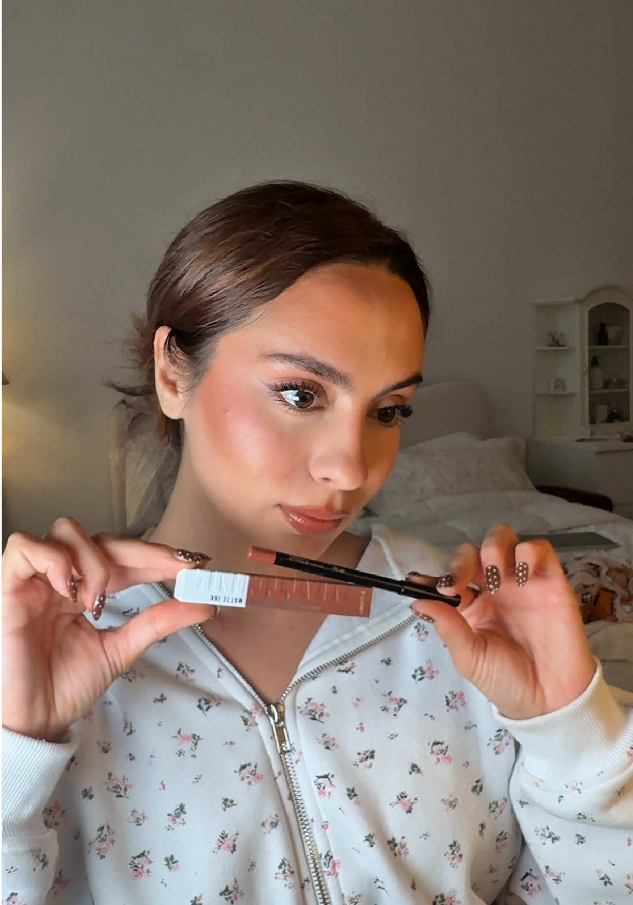 warm fall lip🤎🍁🍂 @Maybelline New York SuperStay Matte Ink Liquid Lipstick shade ‘insider (500)’ and liner by @Hourglass Cosmetics in shade ‘uncover 4’🫶🏼 #falllipstick #fallmakeup #brownlipliner 