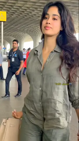 Stunning 😍. . . #janhvikapoor😍 #janhvikapoorfanclub #janhvikapoor🔝 #trending 