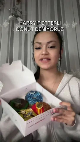 harry potterlı donut deniyoruz #harrypotter #harrypotterdoughnuts #harrypotterdonuts #krispykreme #krispykremedoughnuts  
