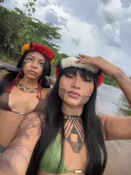Moi et ma sœur d’amour ❤️💆🏻‍♀️#peuplesautochtones #videoviral #guyane #indigenas #belezanatural 