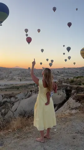 Watching the hot air balloons in Cappadocia ❤️ #familytravel #gocappadocia #goturkiye #turkeycappadocia #hotairballoon 