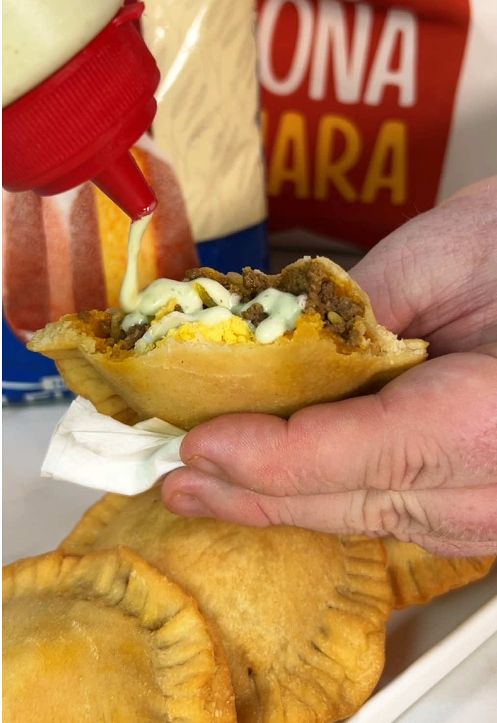 Aprende a hacer esta deliciosa y fácil receta de pastelitos andinos una de la mejores joyas de la comida venezolana!  Por supuesto aseguramos la calidad con una buena harina de trigo, con mi gente de @productosdonamara mejor imposible!  #pastelitos #empanadas #venezuela #Receta #comidacasera 