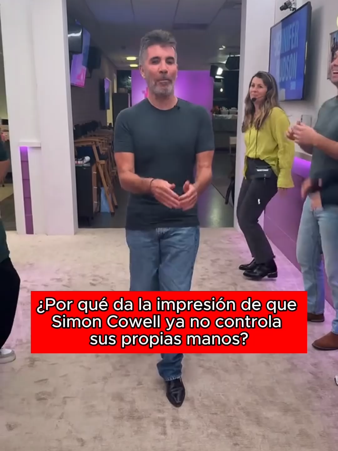 ¿Por qué da la impresión de que Simon Cowell ya no controla sus propias manos?