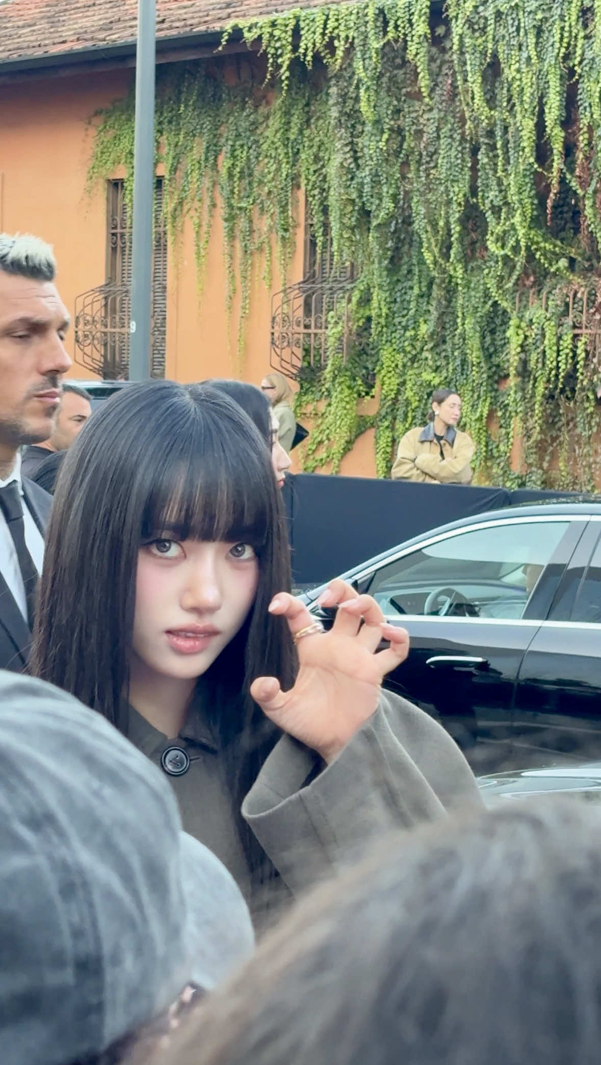 I met sooin at mfw too  She is stunning ♥️  #sooinmeovv  #SOOINxBottegaVenetaSS26 #milanfashionweek #BOTTEGAVENETASS26  #meovv 