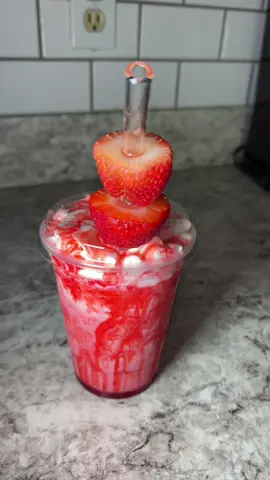Get that ass up and make you a strawberry frappe at home🍓🍓💋💋!!! #EasyRecipe #strawberryfrappe #milkshake #strawberry 