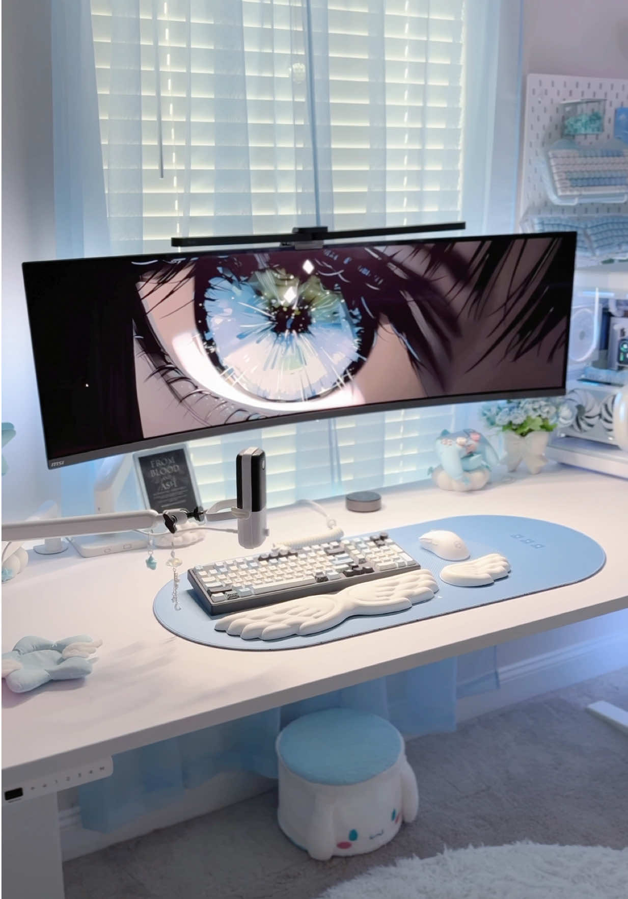 Quntis Curved Monitor Light! I love this light soooo much. I love how it has the backlighting! @Quntis  #quntis #fentysuperbrandday #pcsetup #GamingSetup #desksetup 