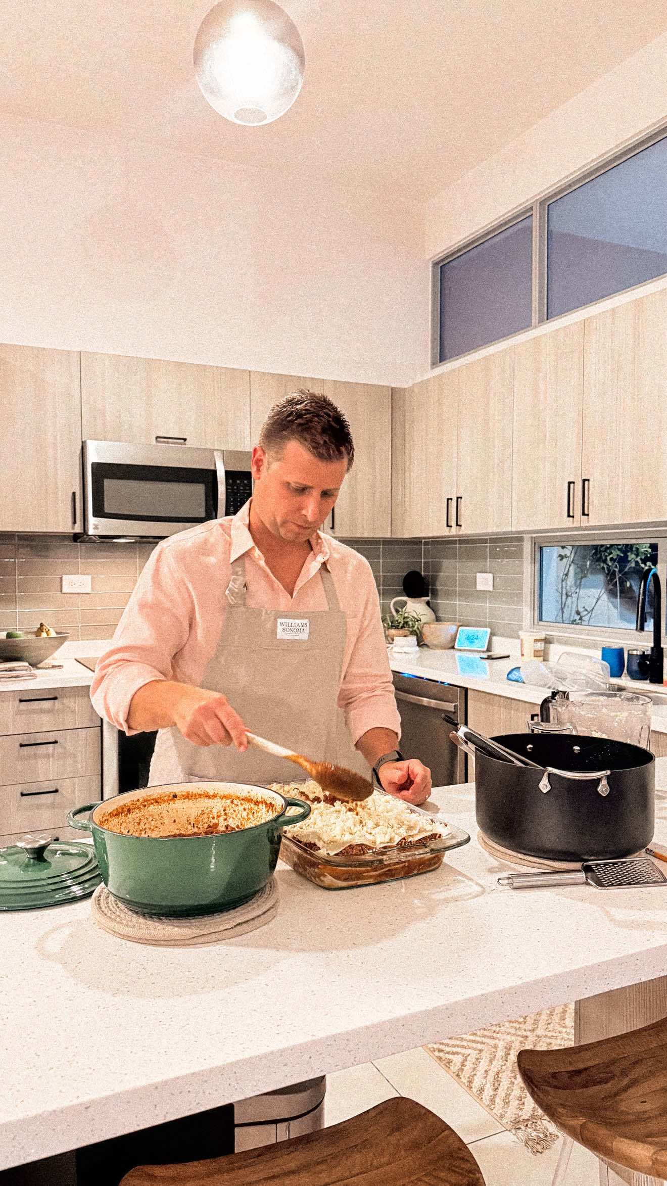 Marry a guy who loves to cook 👉🏼 viernes cozy en casa, dinner party vibes, kids happy, amigos felices y lasaña casera deliciosa 😍 #MarryAChef #DinnerParty #CozyFriday #LasagnaRecipe #tiktokfood 
