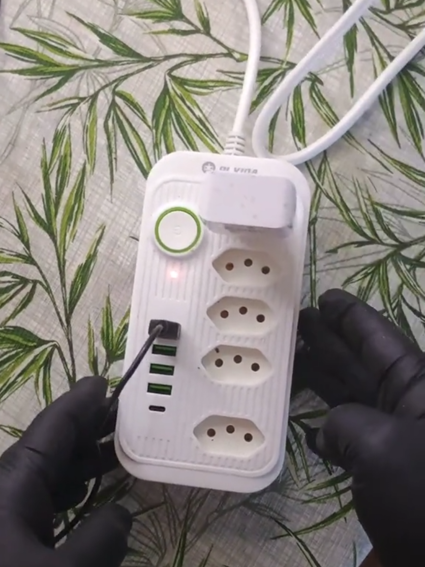 Link da Shopee aqui: 👇 ADH-HJC-HFT https://s.shopee.com.br/8pcjHGd9Sy Extensão 5 Tomadas 4 USB 2 TypeC Universal Bivolt 110v/220v 2500W Power 2m Filtro De Linha Segurança #Extensão #Tomadas #USB #Universal #Bivolt