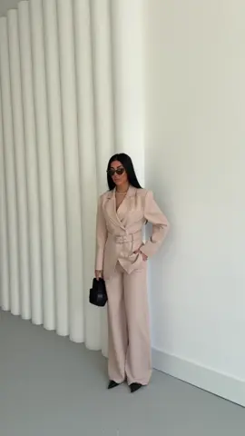 ✨ “When business style turns into the main trend of the season ✨🤍 Power suit = Power mood 💼👠 #OOTD #bossbabe #minimalchic #styleinspo” 