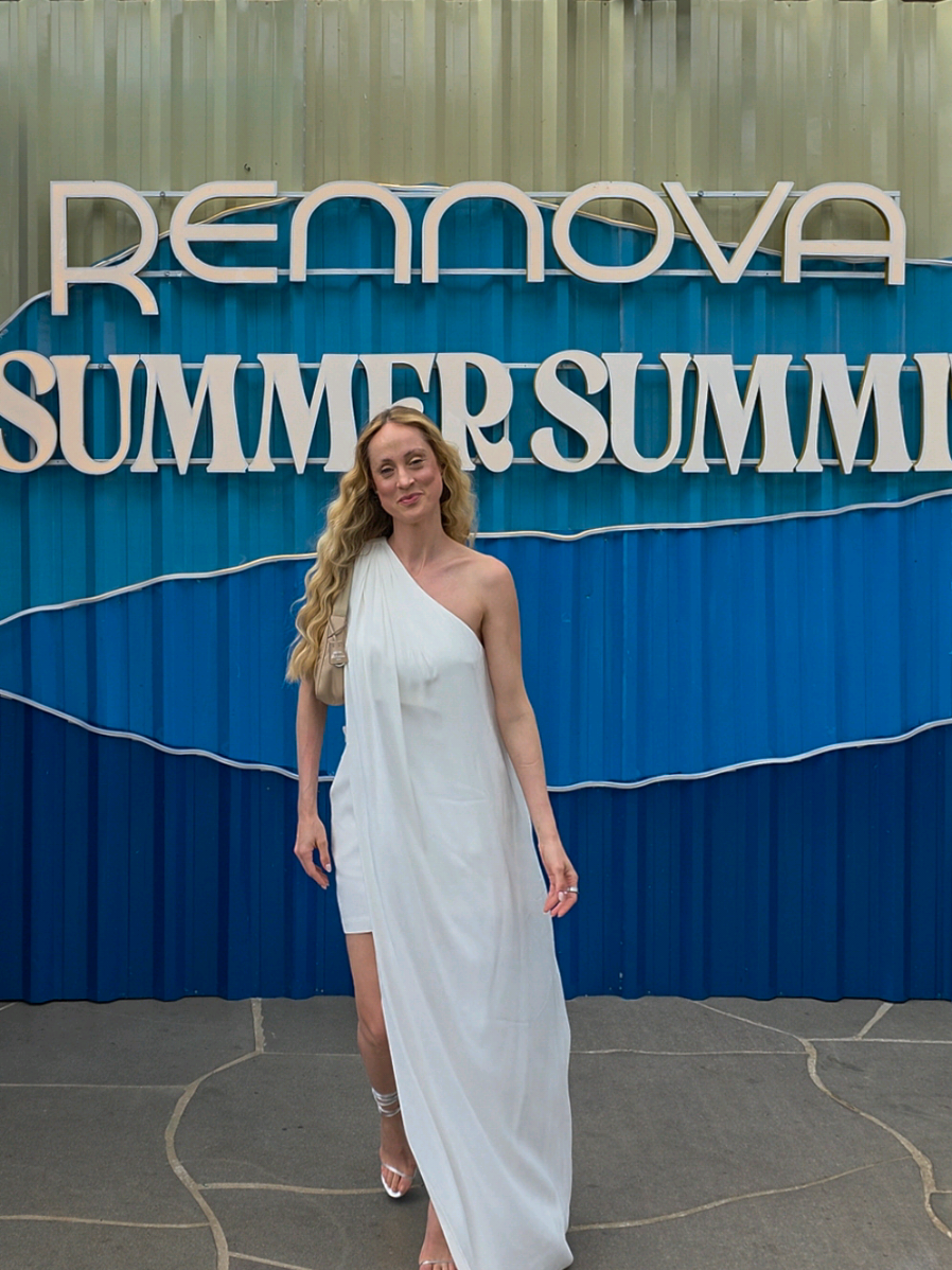 Aiii, que ansiedade! verão, chega logo! Voltei agora do evento rennova summer summit 2025 e já vim te contar tudo sobre as tendências do verão! Sabia que a Rennova é  patrocinadora oficial das tendências do verão? Além dos cuidados com os injetáveis que eu já faço e amo, agora tem também a Rennova Care com os melhores cosméticos e dermocosméticos e a Rennova Tech com as melhores tecnologias para cuidar de tudo que a gente precisa, tudo mesmo!  E agora você também pode conhecer tudo. Quem aí quer se preparar e ter o corpo que a gente deseja nesse verão? Converse com seu profissional habilitado e escolha Rennova. #rennovasummit2025 @Rennova  @Rennova Care Oficial  #publi