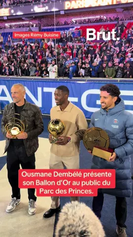 Ousmane Dembélé présente son Ballon d’Or au public du Parc des Princes.