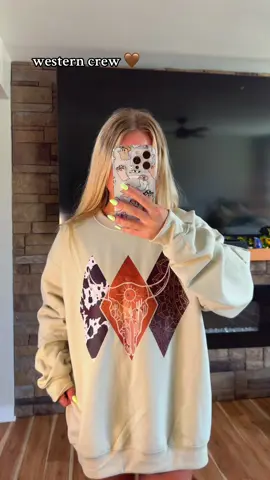 obsessed with the cow print 🤎 #westernfashion #fashion #crewneck #OOTD #falloutfits 