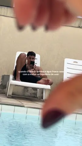 Cada um de um lado da piscina, mas sempre juntinhos #casal #humor #piscina 