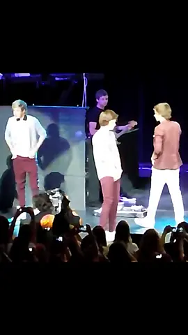 in my head it was more funny…. help #larrystylinson #harrystyles #louistomlinson #trendfyp #onedirection 