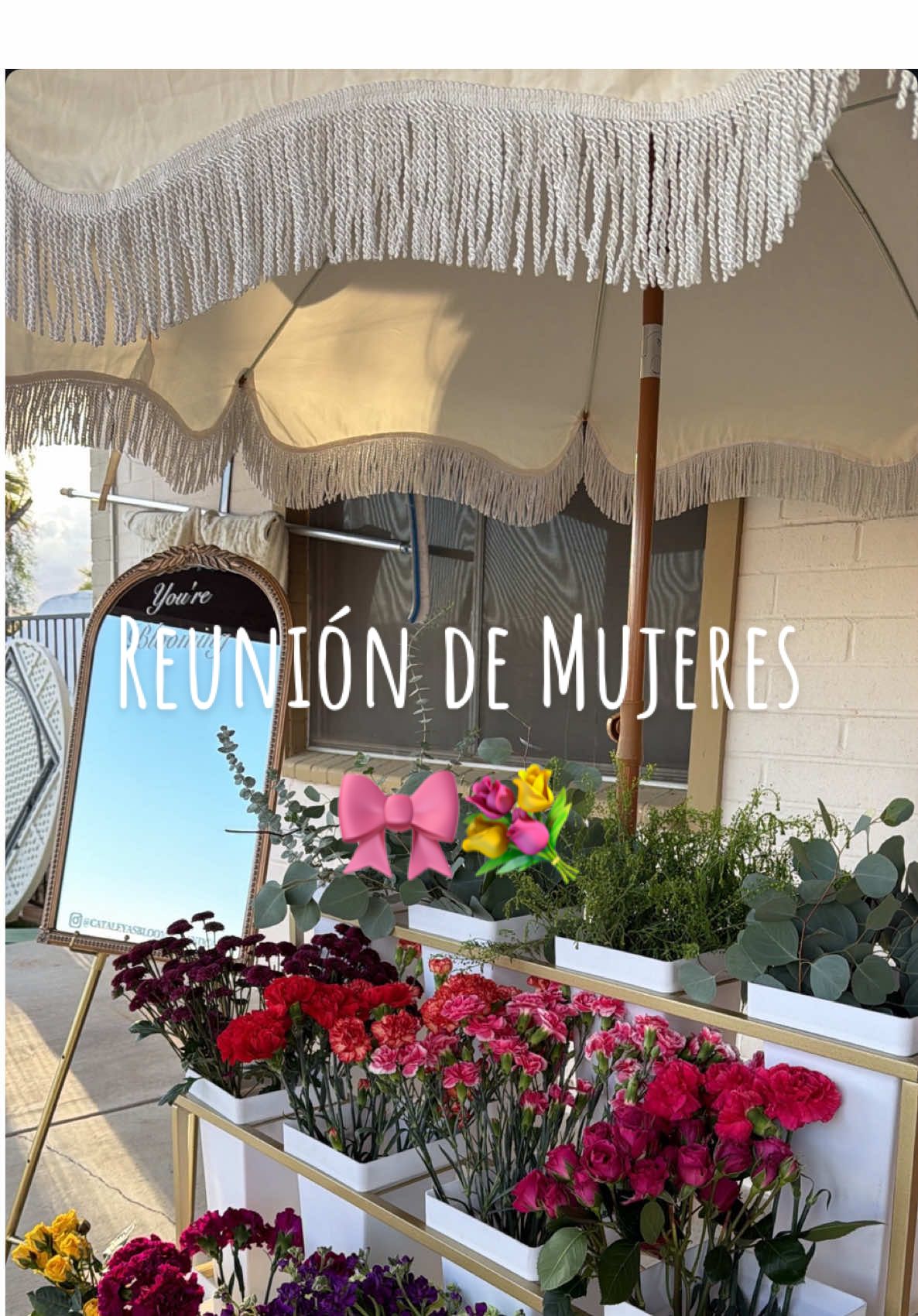 Cuando las mujeres se apoyan, suceden cosas mágicas 💐💖 Gracias a las organizadoras💕 @Alma Riv  y Cristina.  Y a Pamela Florian @April por auspiciar este hermoso encuentro con sus bellas flores. 💐💛