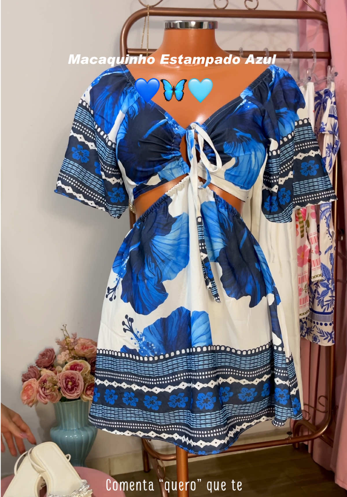 Macaquinho Estampado Floral Azul #macaquinhos #macacaoestampado #lookreveillon #looknatal #lookfimdeano
