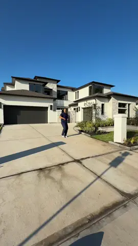 🏡 Casa de lujo en Missouri, TX por $900,000 | 5 habitaciones, 5.5 baños, 4,599 sqft Te presento esta espectacular casa nueva en Missouri, Texas, lista para mudarte por $900,000. Con un diseño elegante, amplios espacios y acabados de lujo, es ideal para familias que buscan comodidad, exclusividad y ubicación privilegiada. ✨ Características principales: • 5 habitaciones • 5 baños completos + 1 medio baño • 2 pisos | 4,599 sqft • Garaje para 3 autos • Cocina con isla, despensa y butler’s pantry • Sala familiar de doble altura con ventanales • Suite principal privada con baño de lujo y dos walk-in closets • Sala de juegos + sala de cine en el segundo piso • Patio cubierto perfecto para reuniones 📲 Contáctame al 832-404-1907 para más información o para agendar tu visita. #josefernandezrealtor 