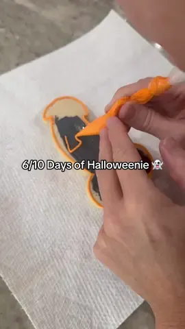 Well here we are, over half way finished with 10 Days of Halloweenie 🥹 #halloween #halloweencookies #cookiedecorating