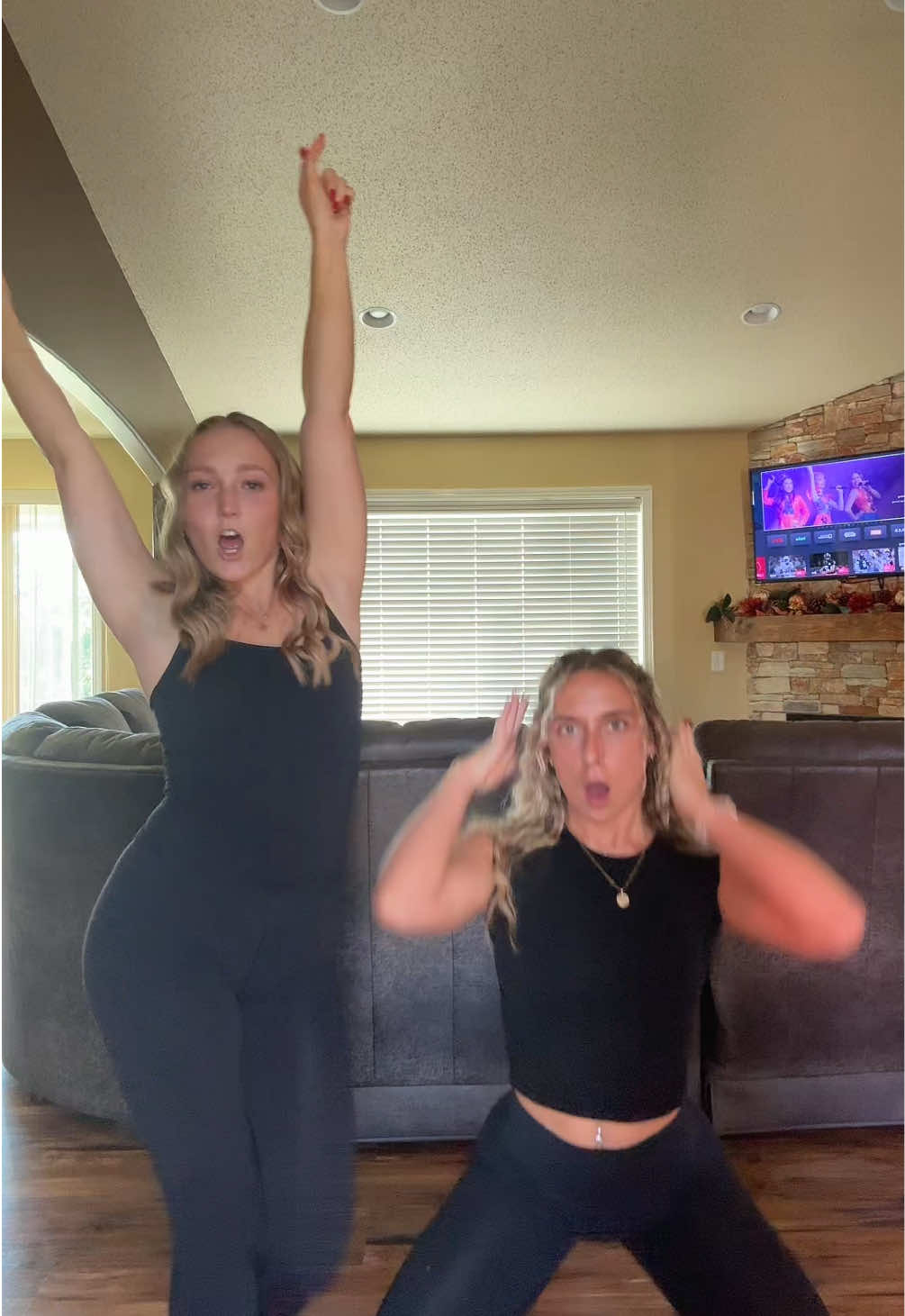 twin fr #bestie #fyp #britneyspears #viral 