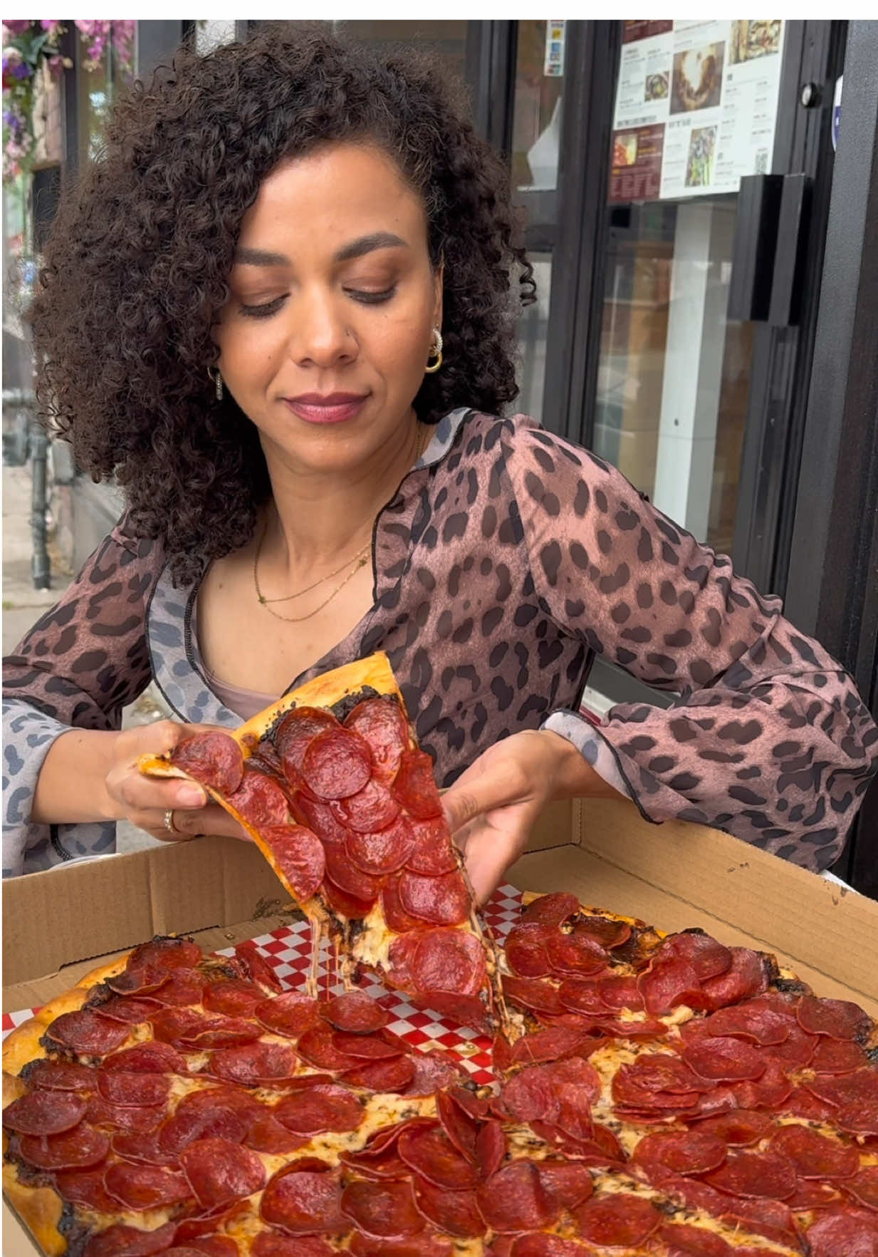 Black garlic pepperoni tonight ?😍 #pizza #torontotiktok #torontoeats #pizzalovers #bestfoodtoronto 