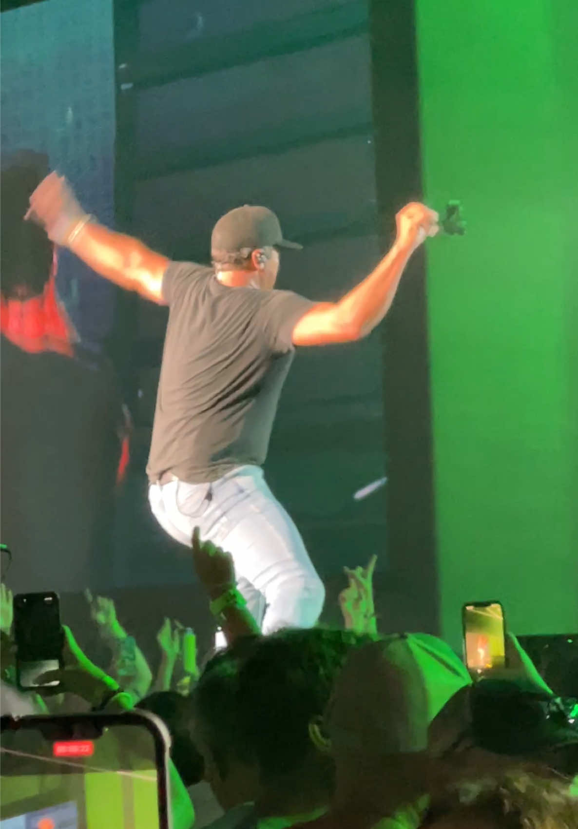 Luke Bryan being a goofball! Gets tipsy … slips and falls … DOESN’T MISS A BEAT!!! Throw back to a couple years ago! @Luke Bryan #lukebryan #country #countrymusic #concert #fyp 