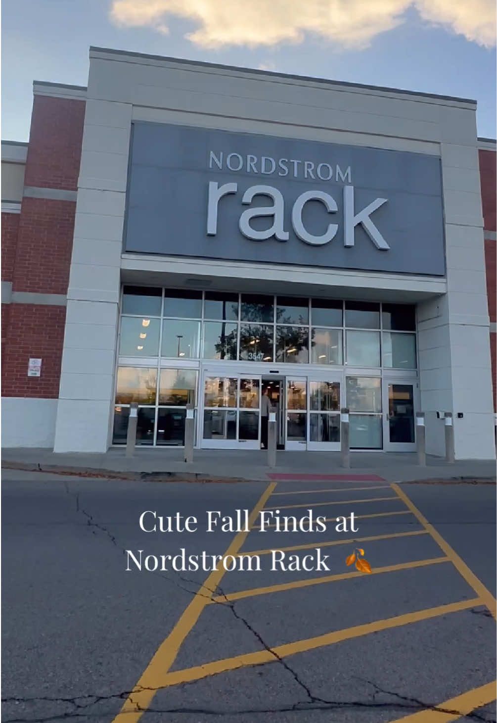 Tops and shoes are definitely my favorite section! 🍁 @Nordstrom Rack #rackscore #nordstromrackpartner