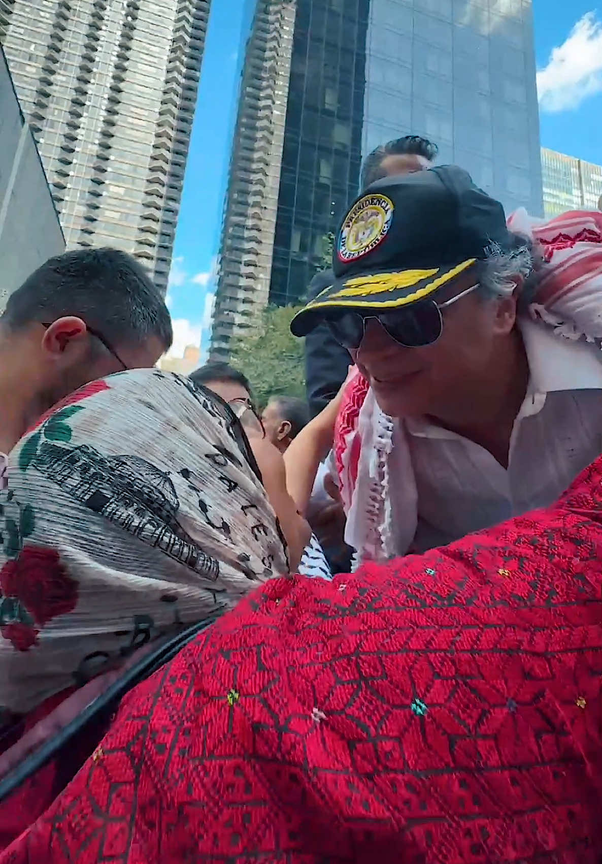 La humanidad debe ser libre en todo el mundo. Tenemos el derecho humano de vivir en el planeta. Soy libre y todo ser humano debe ser libre en la tierra. #palestina🇪🇭 #palestine #Colombia #GustavoPetro #petropresidente #estadosunidos🇺🇸 