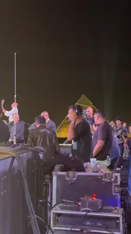 لحظة دخول الهضبة عمرو دياب حفلته في الاهرامات اليوم بأغنيته الجميلة خلينا نتبسط❤️