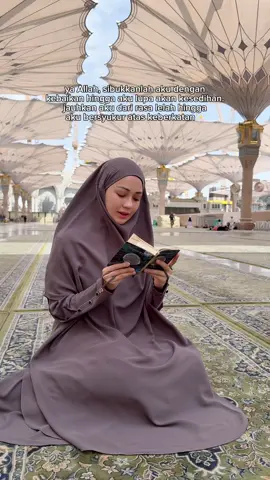 Di tanah suciMu aku belajar menyerahkan segalanya, dan di bumi Madinah yang penuh barakah ini, aku temui ketenangan yang tidak mampu digambarkan dengan kata kata 😭  Alhamdulillah ya Allah, Engkau telah menjemputku menjadi tetamuMu. Jadikanlah umrah ini sebagai penghapus dosa, pembuka hati untuk lebih dekat denganMu, dan bekal untuk perjalanan menuju akhirat. Amin 🤲🏻