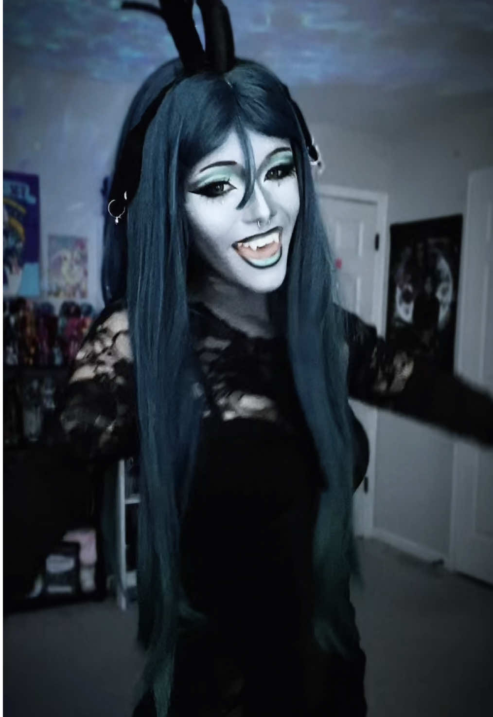 a moment for the nails thank youuu #queenchrysalis #mylittleponycosplay #cosplay #cosplaymakeup #mlp 