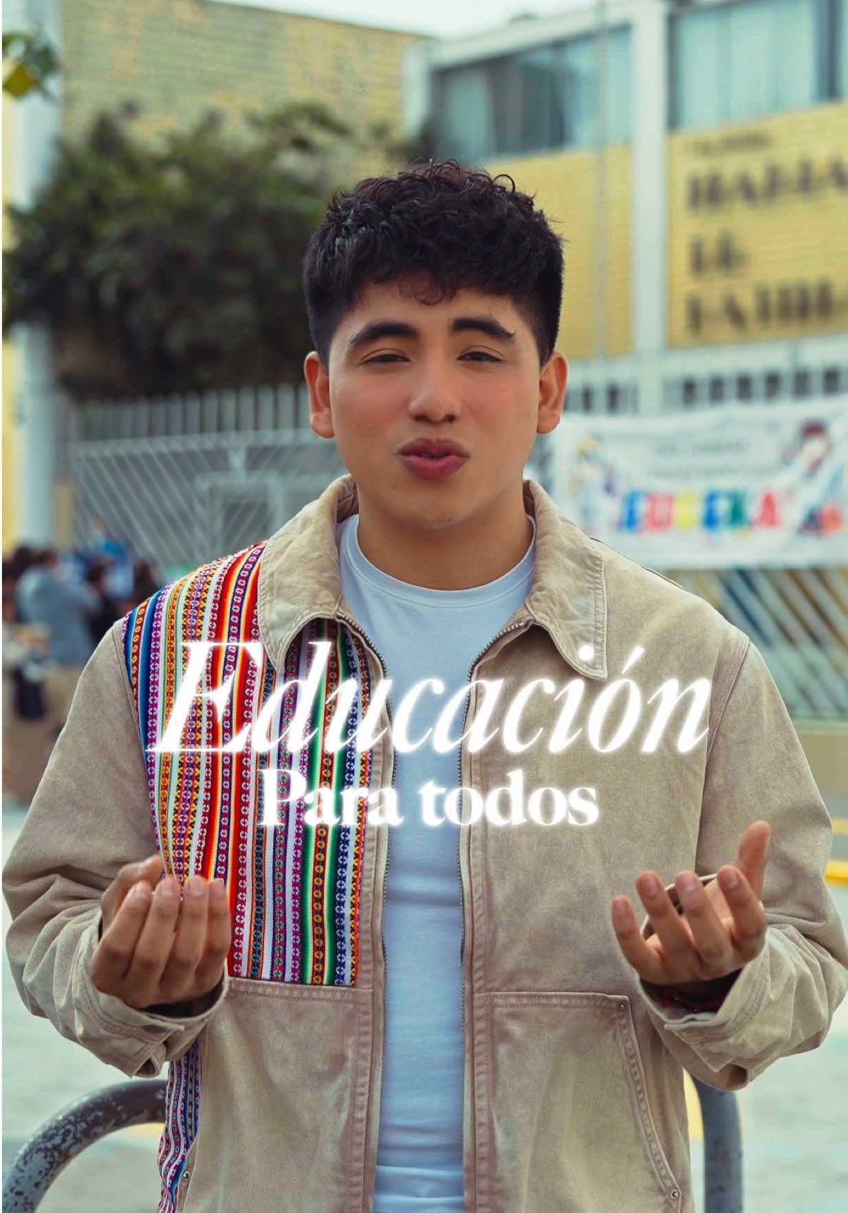 Esto no es solo desigualdad… es una brecha de futuro. 📊 La realidad en cifras: • Más del 60% de escuelas públicas no cuenta con conectividad básica, según el Minedu. • En zonas rurales, solo el 20% de hogares tiene acceso a internet, frente al 80% en Lima, según OSIPTEL. • En primaria pública hay 1 computadora para cada 12 estudiantes… y en Ucayali, apenas 1 para 94, según el Censo Educativo del Minedu. • Más de 50 mil escuelas públicas y 6 de cada 10 familias están en riesgo de exclusión digital, según IPAE. • Durante la pandemia, solo el 6,4% de los estudiantes rurales accedió a “Aprendo en Casa”, según UNICEF. El mismo país… pero dos futuros muy distintos. Hasta que la educación no deje de ser un privilegio, el Perú no será el mismo para todos. La educación debe ser #EducaciónParaTodos #josepthovalle #danza #peru #contenidodevalor 