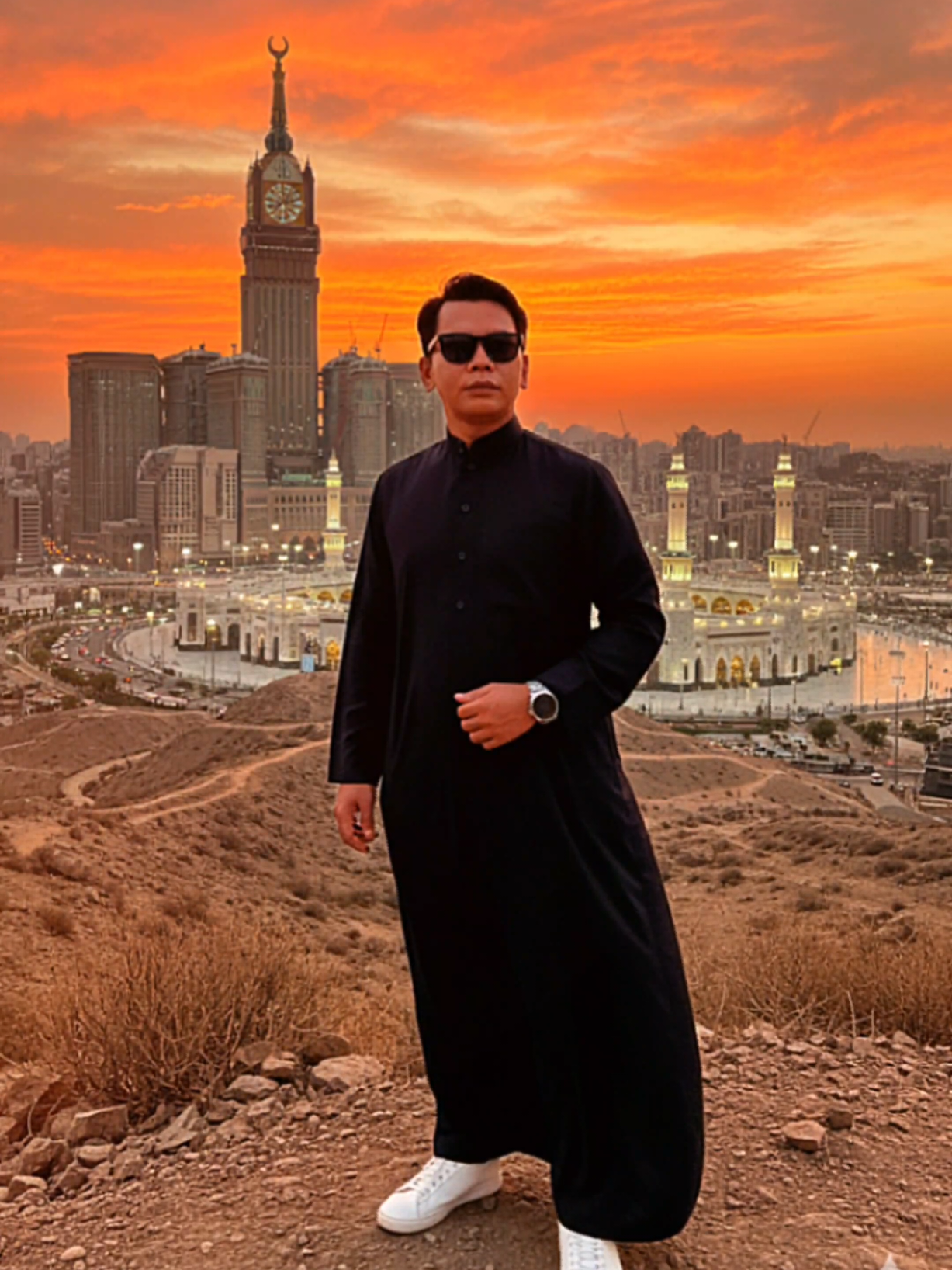 TUTORIAL POTRET DI MEKKAH 1. Buka AI (chat GPT / Gemini) bebas  2. Lampirkan foto kalian (wajah jlas / tdk terhalang) 3. Masukan prompt -Prompt 1 Edit foto tanpa merubah wajah asli. Potret realistis seorang peria muslim modern sedang berpose di atas bukit dengan latar belakang menara jam Mekkah (Abraj Al-Bait) saat matahari terbenam. Pria mengenakan thobe hitam panjang dengan kaca mata hitam, jam tangan pintar, dan sneakers putih. Latar belakang menampilkan pemandangan kota Mekkah, Masjidil Haram, serta langit senja berwarna oranye keemasan dengan awan tipis. Permukaan gersang, berbatuan.  #thankmelater  #mekkah  #geminiAi #jabalkhandamah #madinah 