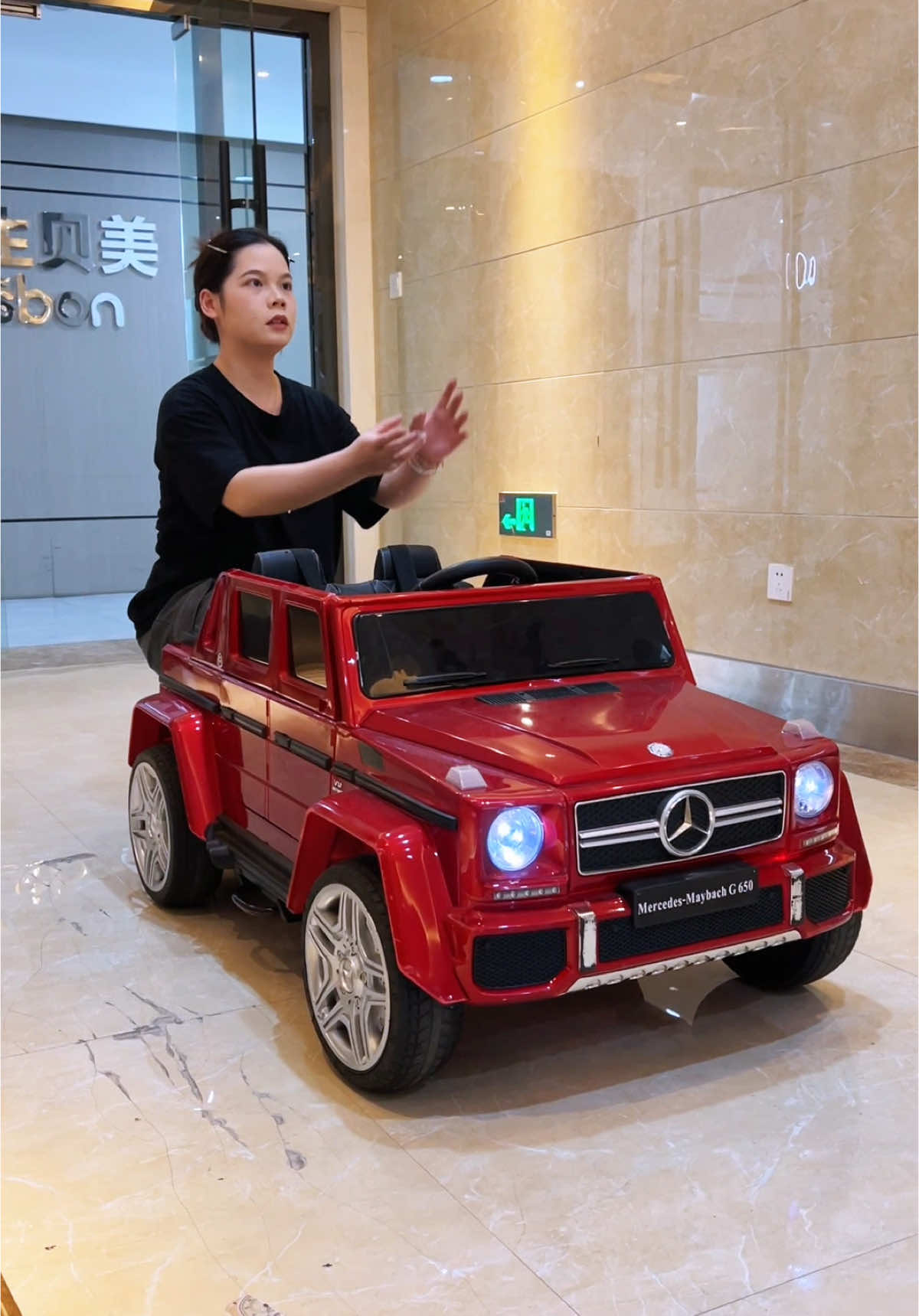 Beautiful electric toy car, mom and baby play together!#toycar 