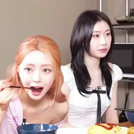 Part 222| 😂 While eating together on 밥묵자 with the host, Chaeryeong (채령) suddenly started spacing out mid-meal, completely lost in thought. The host immediately caught her and burst into laughter, making Chaeryeong laugh too once she realized she’d been caught. Then, with his signature comedic dialect, the host jokingly asked, “You got problems at home or what?” — sending everyone into fits of laughter. Chaeryeong denied it while giggling, and Yuna (유나) also couldn’t stop laughing at the host’s perfectly timed joke. Moments like this show ITZY’s natural and funny charm even in casual settings! 💕✨ ✨ ITZY (있지) is a 5-member girl group under JYP Entertainment who debuted in 2019 with their smash hit DALLA DALLA. Known for their empowering messages, sharp performances, and addictive music, ITZY have become one of the leading K-pop girl groups of their generation. Their members are Yeji (예지), Lia (리아), Ryujin (류진), Chaeryeong (채령), and Yuna (유나). With hits like WANNABE, ICY, LOCO, Mafia in the Morning, and more, they’ve built a strong global fanbase, MIDZY, and continue to showcase their versatility with each comeback. 💖 Among the members, Yuna and Chaeryeong’s bond often shines in variety shows — Yuna with her playful, outspoken personality and Chaeryeong with her more thoughtful, witty side. Clips like this show how the two balance each other out, making fans love their chemistry even more. #itzy #itzyyuna #itzychaeryeong #kvarietyshow #foryou 