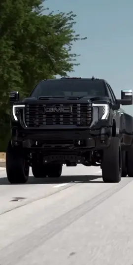 Gotta love the duramax😮‍💨 #liftedlifestyle #lifteddiesel #duramax #liftedtrucks #towpig  @2supremelife 