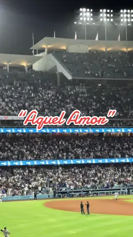 Dodgers Stadium get down to “Aquel Amor” 😜