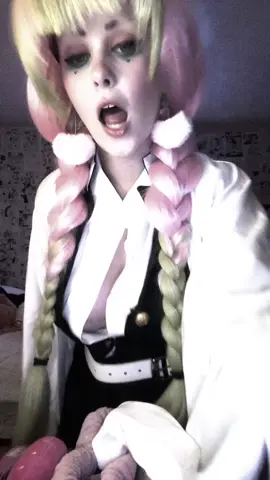new wig for Mitsuri it's so heavy  #demonslayer #kimetsunoyaiba #kimetsunoyaibacosplay #mitsurikanroji #mitsurikanrojicosplay         