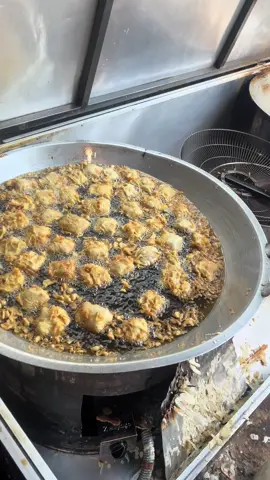 Tim penyelamat tahu bakso yg tenggelam😆.                                                      #gorengan #tahupedas #tahubakso #gorenganbatam #gorenganviral 
