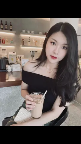아침의 커피, 나만의 작은 행복.#분위기미녀#옷차림새#휴가