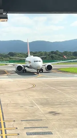 Que espetacular , taxiandonpara desembarque no aeroporto internacional de navegantes, curte, comenta , e compartilha, segue o perfil #viral #aeroportonavegantessc #aeroporto #voegoloficial 
