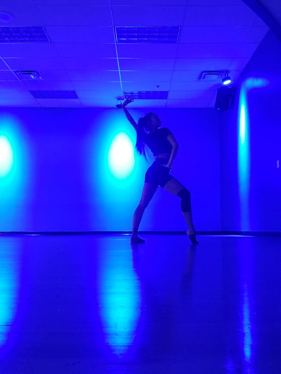 A little tango dance in the dark to spice up life 💃 . . #sarahgracelee #tango #dance 