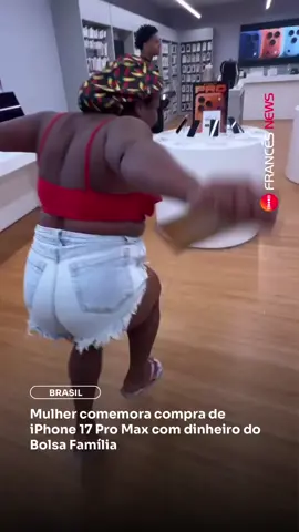 A influenciadora Merianne Silva afirmou em vídeo ter comprado um iPhone 17 Pro Max com recursos do Bolsa Família.  A declaração provocou grande repercussão nas redes sociais: de um lado, críticas ao uso do benefício em produtos considerados supérfluos; de outro, defensores do direito individual de decidir como gastar o dinheiro.  🎥 @meriannesilva