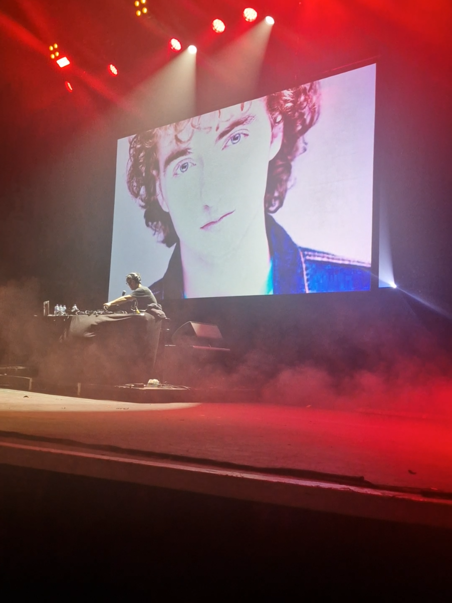 the most unserious show ive ever been to but also simultaneously the best night of my life ?  #party101 #party101london #mattbennett #sinjin #victorious @Matt Bennett @Party101 with Matt Bennett! 