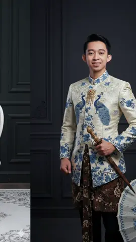 Join Tren Gemini AI Promt : potret studio yang sangat realistis menggunakan wajah difoto ini harus mirip dan jangan ubah wajah dan karakter asli sesuai yang ada difoto. ubah foto ini menjadi foto wanita dengan mengenakan kebaya modern bernuansa putih gading dengan motif biru bergambar bunga dan burung merak atasanya berbentuk korser fit body dengan bahu asimetris satu sisi terbuka dihiasi dengan untaian mutiara. sisi lain lengan puff dengan aksen bunga putih besar. rok panjang lurus bermotif senada. ditambah kain gantung didepan dan pergelangan tangan, tampilkan keseluruhan memberi kesan anggun, elegant dan mewah, foto ini diambil didalam studio dinding gelap elegant dan memberi kesan formal dan mewah. berhijab warna putih tulang dengan hiasan 3 buah tusuk konde dihijab bagian belakang. memakai kalung berlian dan gelang di kedua tanganya, duduk dengan manja diatas karpet batik bermotif rumit.menghadap kesamping dilengkapi payung kertas hias disisinya. ia mengenakan manset baju warna putih. #fypシ゚ #aigemini #gemini #prewedding 