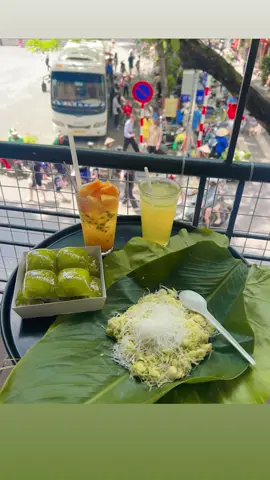 Thời tiết Hà Nội mùa này thật đẹp,nhâm nhi cốc trà và gói xôi cốm ngắm cảnh nhà thờ lớn …🍂 #hanoi #muathudautien #nhatholonhanoi  #xoicomhanoi  #music 